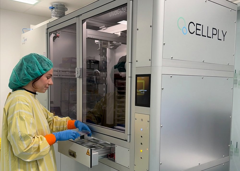 Researcher at Karolinska Institutet operating the VivaCyte instrument